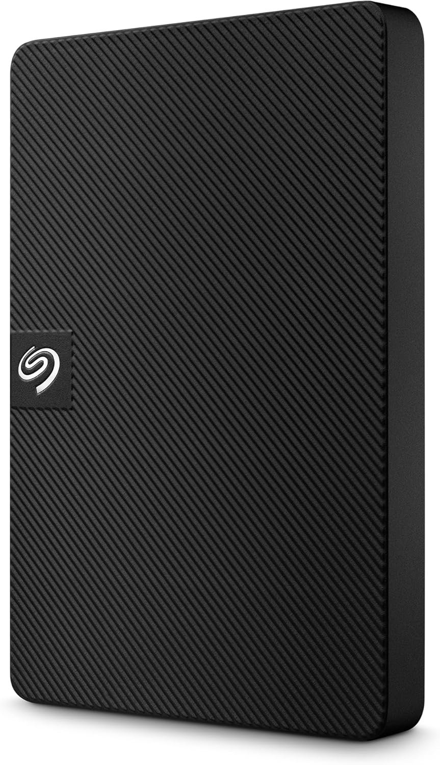 HD externo Seagate Expansion 2TB em fundo escuro